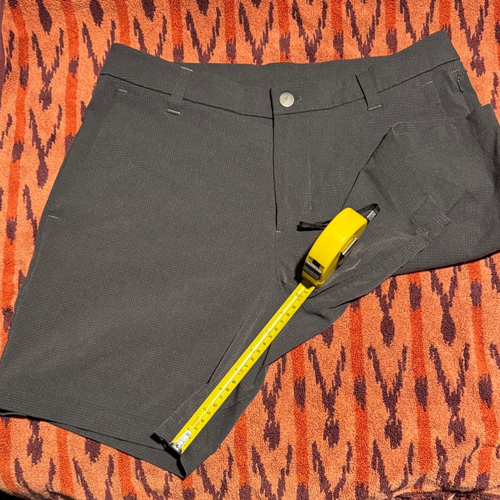 Lululemon Charcoal Color men's shorts 7”(EUC)